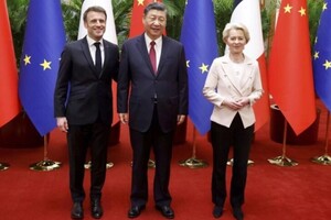 Сі Цзіньпін (у центрі) зустрічається з французьким колегою Еммануелем Макроном і президентом Європейської комісії Урсулою фон дер Ляєн у Пекіні