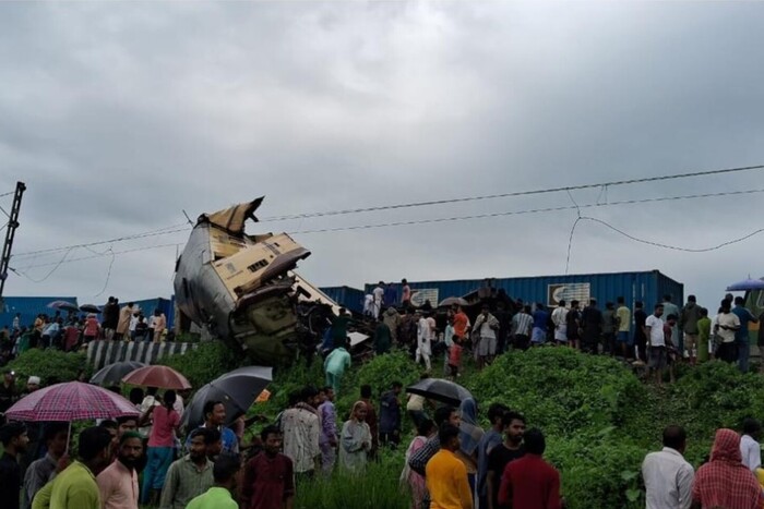Масштабна аварія на залізниці в Індії: є загиблі та десятки поранених  