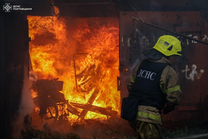 Травмовані діти, виникла пожежа: рятувальники показали наслідки обстрілу Полтави