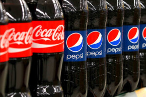 Coca-Cola та Pepsi досі працюють у РФ, попри заяви про вихід з ринку – Bloomberg