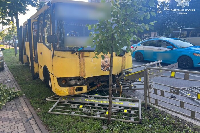 У Києві маршрутка влетіла в паркан: деталі інциденту