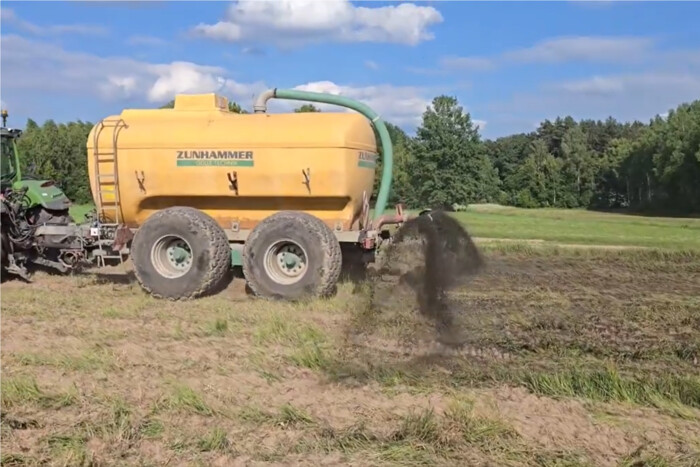 Польські фермери взялися за корисну справу біля кордону з Білоруссю (відео)