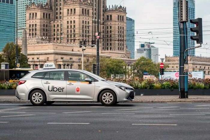 Польща заборонила українським водіям працювати у таксі без отримання польських  прав