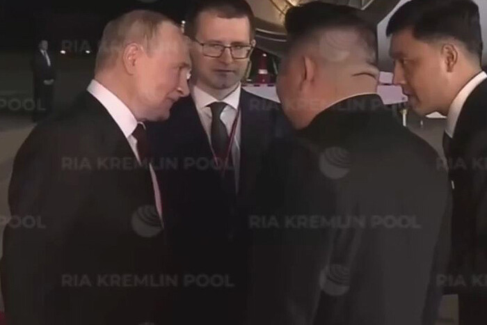 Червоний букет та обійми: Кім Чен Ин зустрів Путіна (відео) 