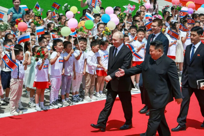 Диктаторський шабаш у Північній Кореї. Розважати Путіна зігнали тисячі дітей