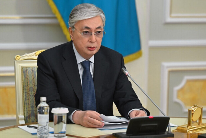 Президент Казахстану прокоментував напад на журналіста Садикова в Києві