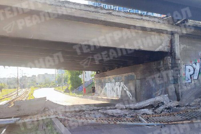 У Києві обвалився міст на проїжджу частину (фото, відео)