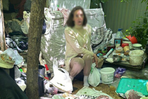 60-річна жінка, яку здійснила наругу над могилами захисників України