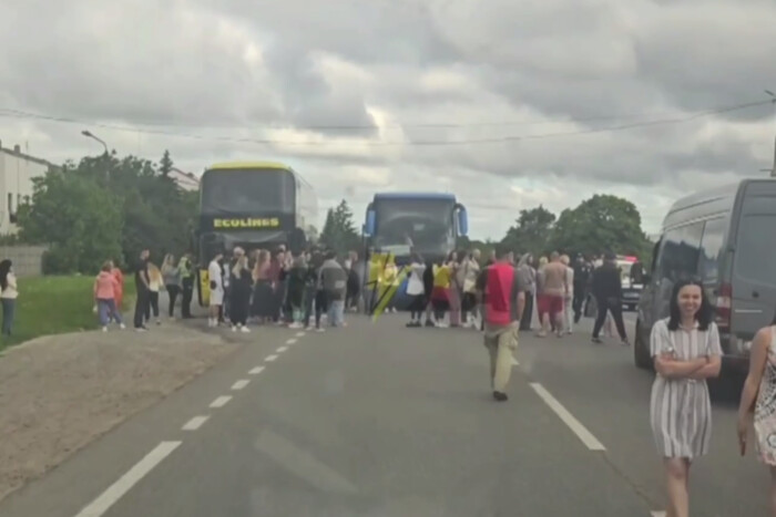 На Львівщині пасажири автобуса заблокували трасу через дії ТЦК