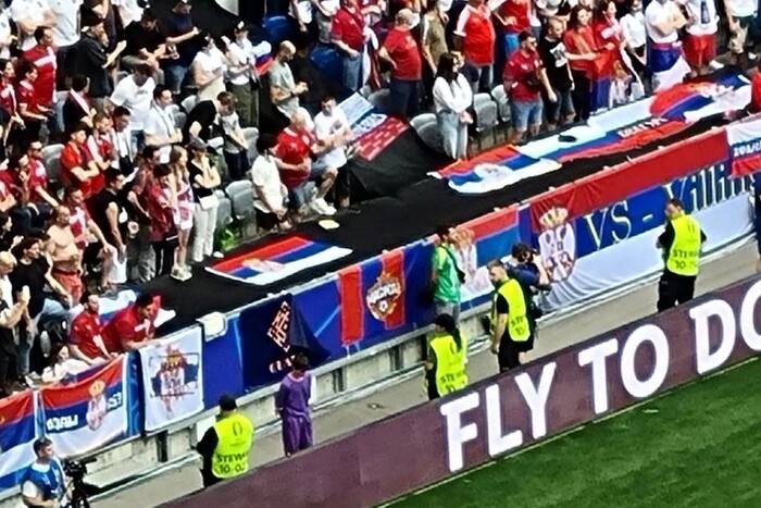 Сербські вболівальники знову вивісили прапор російського ЦСКА на трибуні Євро-2024