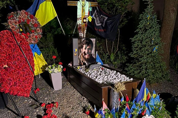 Наруга над могилами захисників України: затриманій жінці повідомлено про підозру