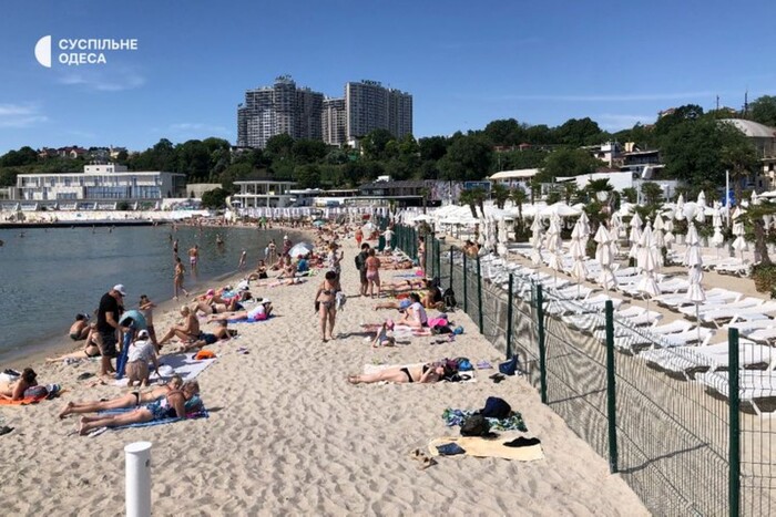 Обурення одеситів допомогло: паркан посеред пляжу в Аркадії демонтували
