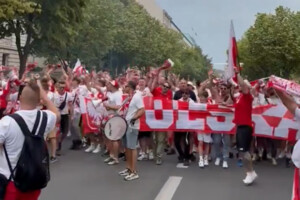 Численна армія польських фанатів по дорозі до «Олімпіаштадіону» перед матчем проти Австрії голосно скандувала гасло «Російська к*рва»