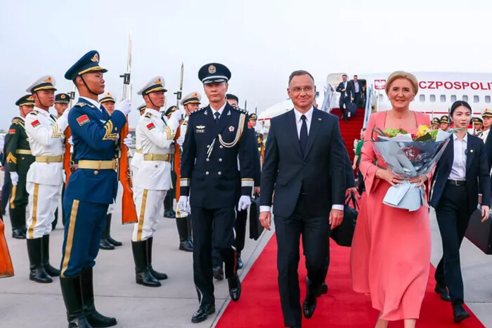Президент Польщі прилетів до Китаю, де говоритиме про Україну