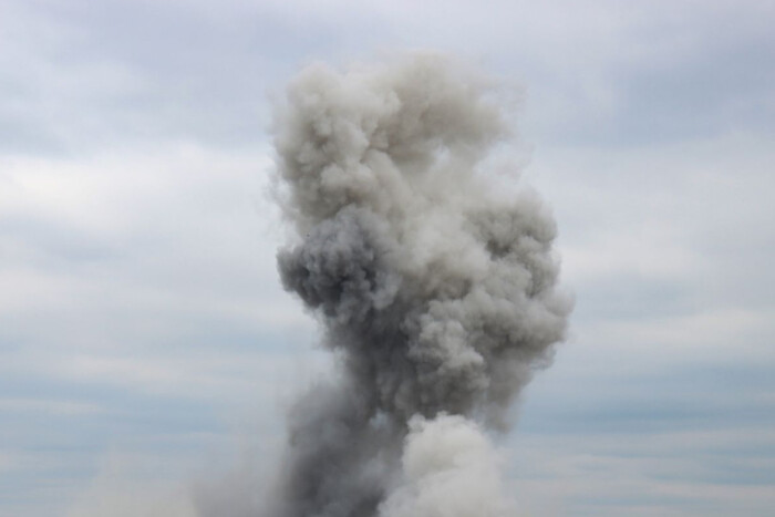 В Одесі пролунали вибухи, у небо здіймається стовп диму 