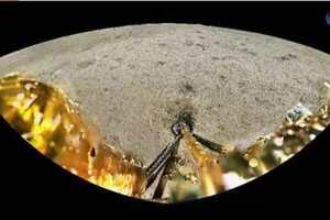 Загальний вигляд поверхні Місяця, знятий панорамною камерою, прикріпленою до зонда Chang'e-6