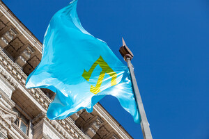 У заході з підняття прапора взяли участь столичні посадовці та представники кримськотатарського народу
