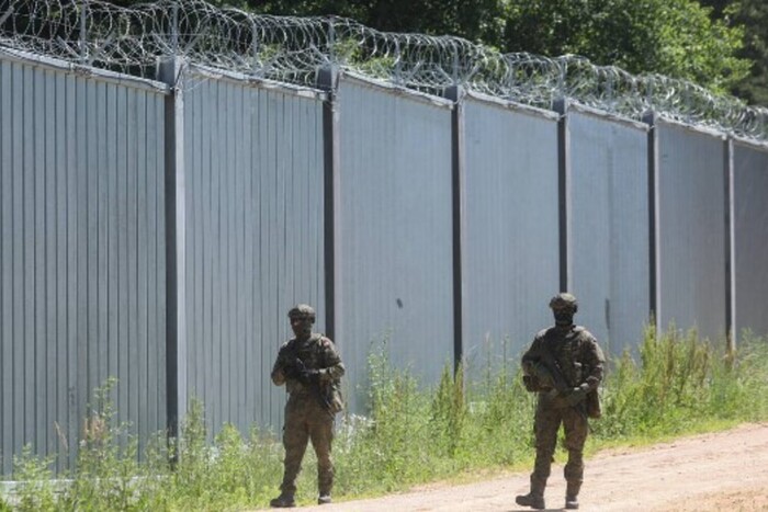 За скільки можна зламати паркан на кордоні з Білоруссю? Підрахунки міністра оборони Польщі