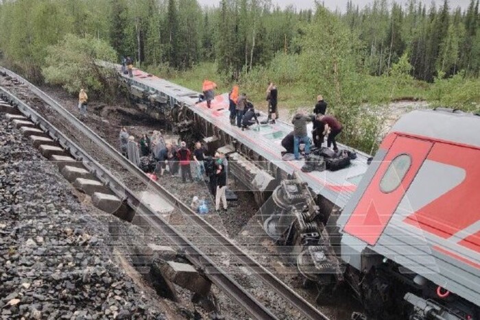 Аварія поїзда у Комі: пасажири пів доби просиділи на холоді, чекаючи допомоги