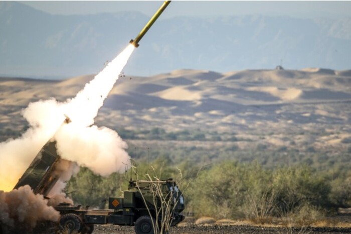 Легко долає 150 км: США почне виготовляти нові ракети для Himars 