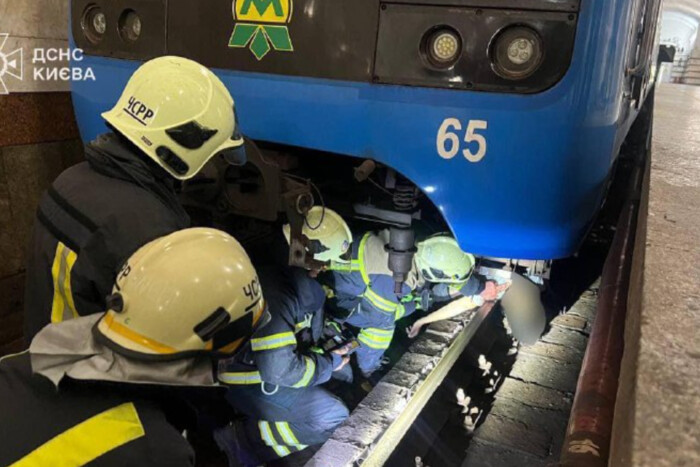 У столичному метро пасажирка потрапила під потяг: деталі трагедії 