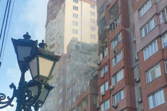 Ракетна атака по багатоповерхівці в Дніпрі: кількість загиблих та поранених зросла