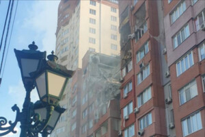Росіяни влучили ракетою у житловий будинок в Дніпрі