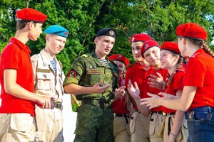 На окупованих територіях РФ розбудовує «юнармію», залучаючи українських дітей