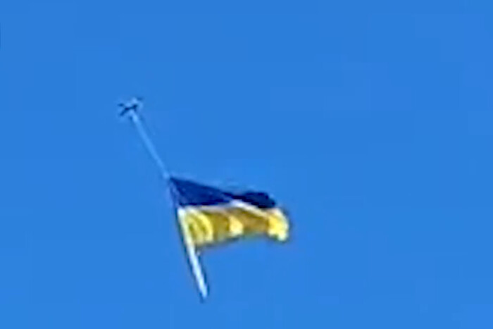 Прапор України замайорів на території РФ (відео)