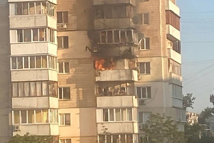 Уламки ракети впали на житловий будинок в Оболонському районі Києва