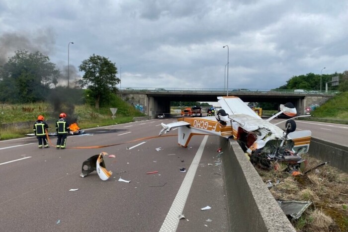 Приватний літак розбився на автостраді поблизу Парижа: є загиблі
