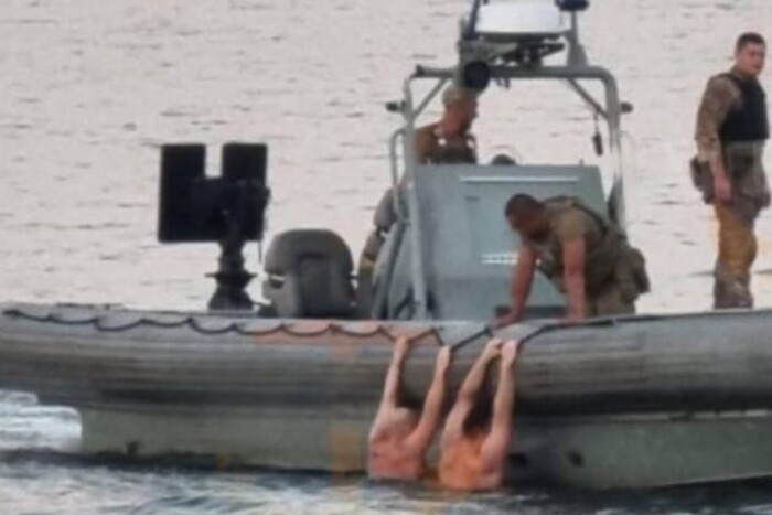 Військові моряки врятували в Одесі людей, яких віднесло у відкрите море