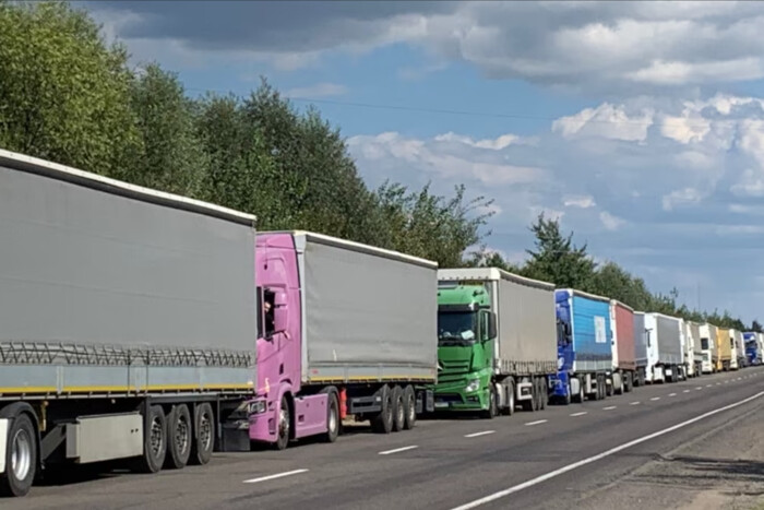 Польща призупинила пропуск деяких українських вантажівок: причина