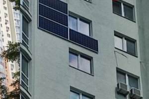 Чи можна ставити сонячні панелі на фасаді багатоповерхівки? Роз'яснення експерта