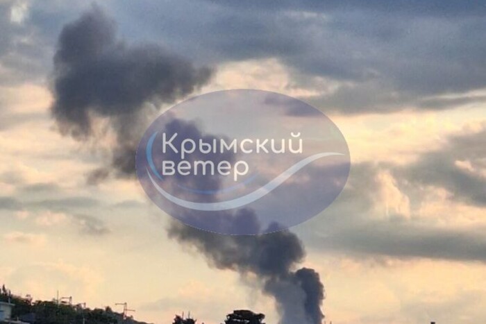Севастополь здригнувся від вибухів: над містом піднявся дим (відео)