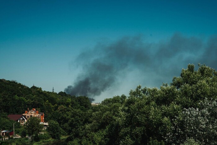 У Курську спалахнула масштабна пожежа: ймовірно горить військова база (відео)