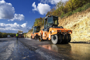 Уряд виділив понад 2 млрд грн на відновлення доріг у восьми областях