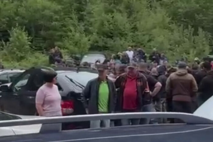 На Івано-Франківщині місцеві жителі перекрили дорогу та заблокували роботу ТЦК (відео)