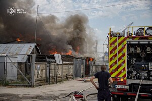 Пожежа у Подільському районі: вогнеборцям вдалося  локалізували вогонь (фото)