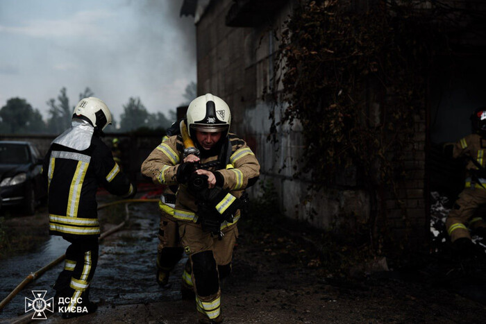 Рятувальники ліквідували пожежу у Подільському районі Києва (фото)