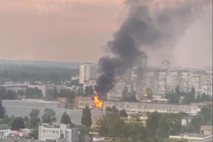 У Києві на Оболоні палає складське приміщення (відео)