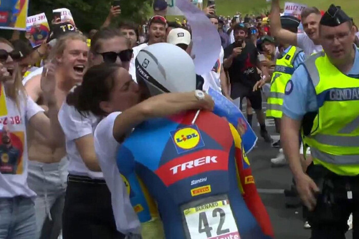 Велосипедист отримав штраф те, що поцілував дружину під час гонки на «Тур де Франс»