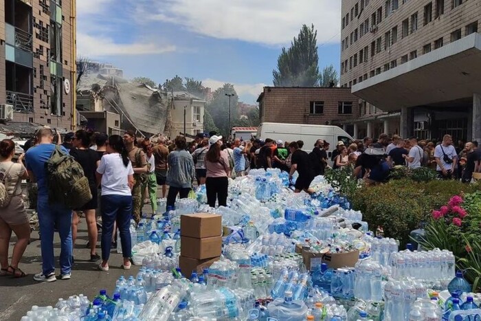 Пляшка з ймовірно отруєною водою  біля «Охматдиту»: поліція проводить перевірку 