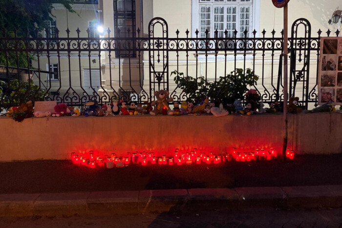 У Бухаресті громадяни несуть свічки й іграшки до посольства України