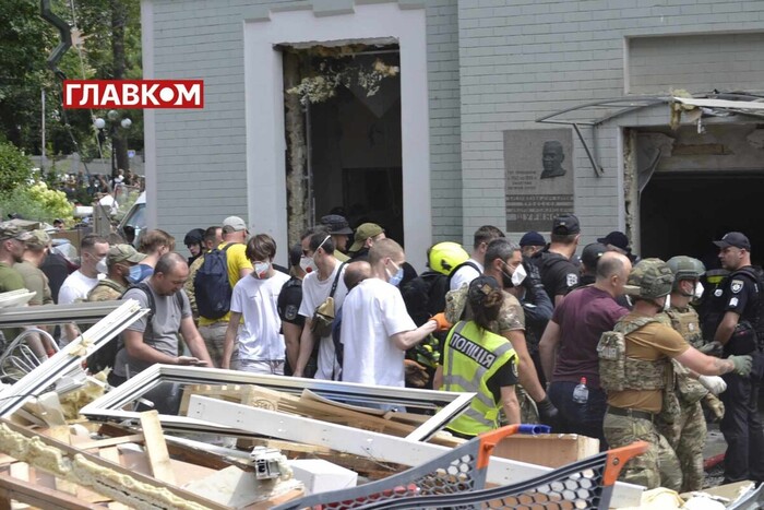 Лікар у крові. Медик, чиє фото облетіло світ, розповів про трагічний день в «Охматдиті» 