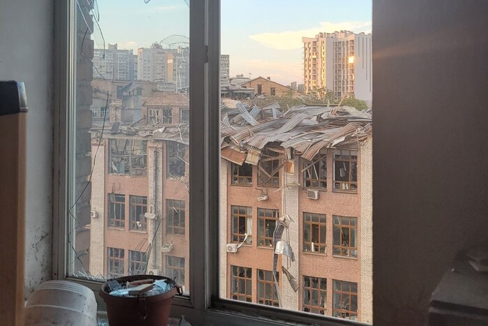 Письменниця Антоніна Цвід показала свою квартиру після обстрілу Києва 8 липня (фото)
