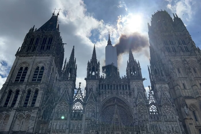 У Франції загорівся шпиль Руанського собору (відео)