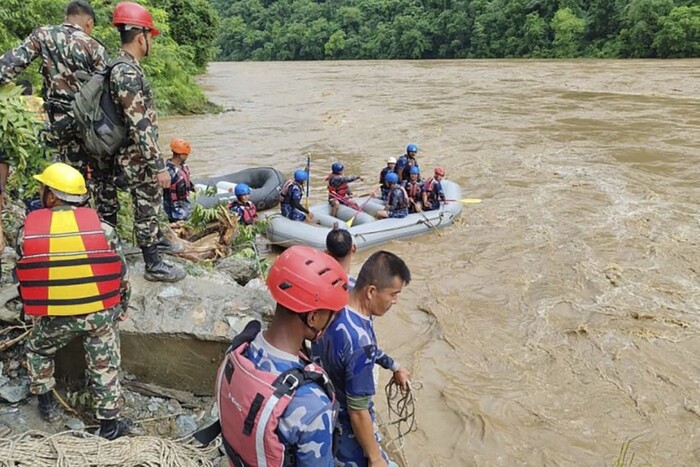 У Непалі пасажирів двох автобусів змило в річку, доля 60 людей невідома (фото)