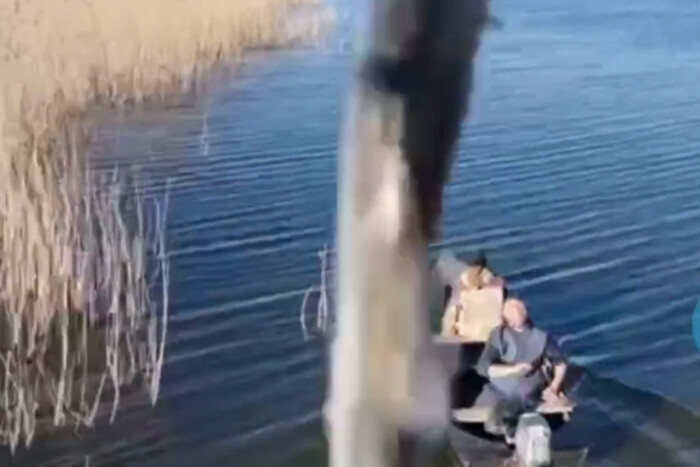 У Херсонській області рибалки влучили в російський дрон рибою (відео)