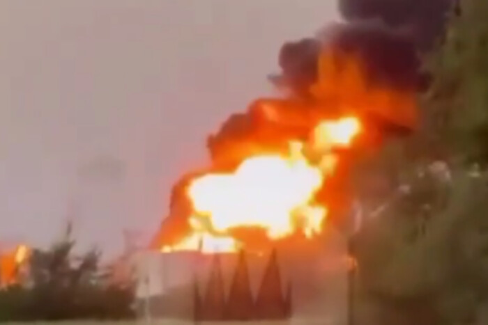 У Ростовській області після атаки безпілотників спалахнула нафтобаза (відео)
